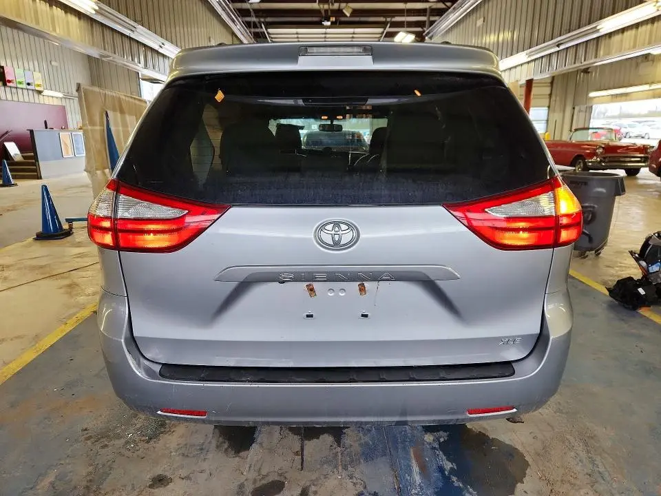 2015 TOYOTA SIENNA XLE 8-PASSENGER  