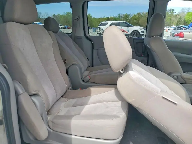 2011 KIA SEDONA LX  