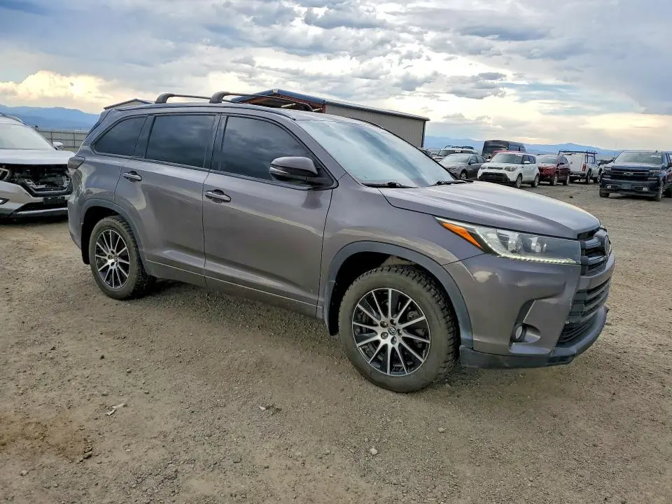 2018 TOYOTA HIGHLANDER SE  
