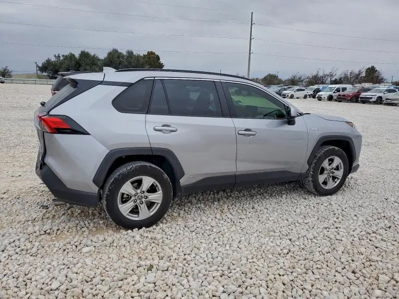 2021 TOYOTA RAV4 XLE  