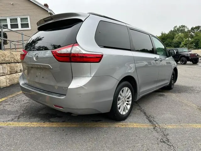 2017 TOYOTA SIENNA XLE  