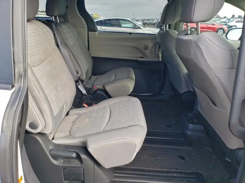 2024 TOYOTA SIENNA LE  