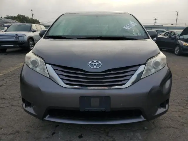 2017 TOYOTA SIENNA LE  
