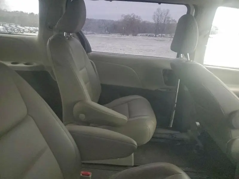 2019 TOYOTA SIENNA XLE  