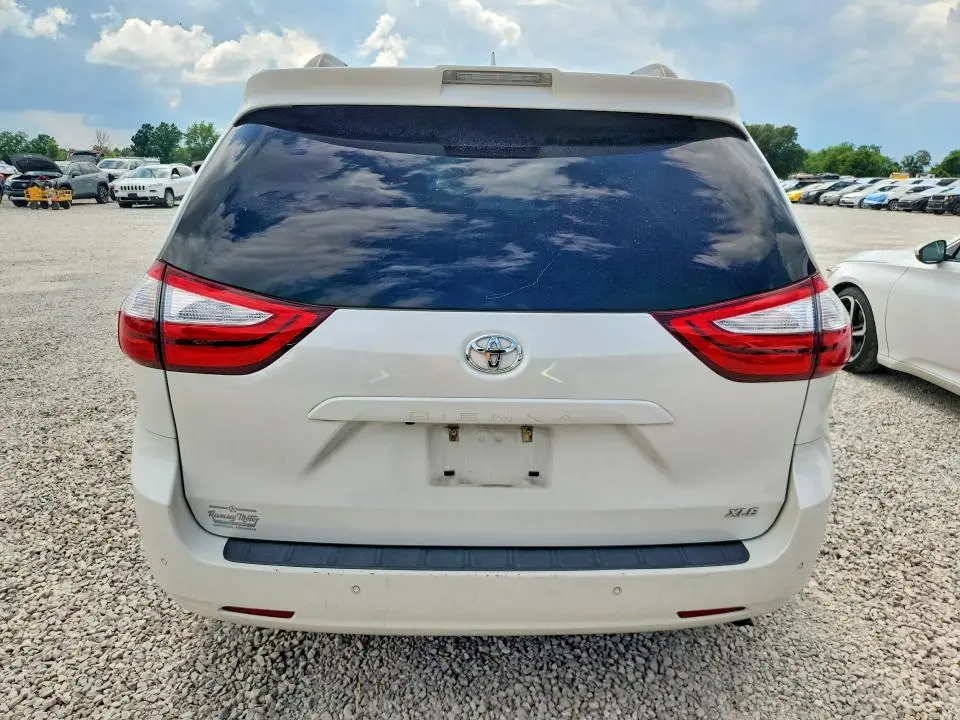 2019 TOYOTA SIENNA XLE 8-PASSENGER  