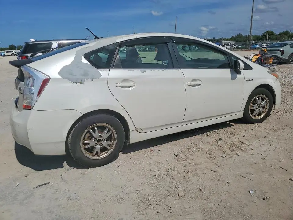 2010 TOYOTA PRIUS III  