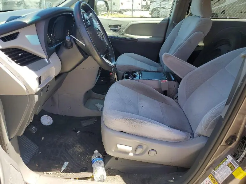 2016 TOYOTA SIENNA LE  