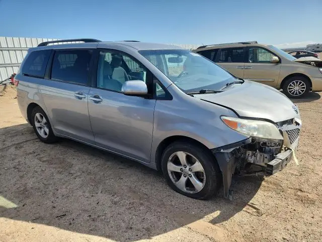 2017 TOYOTA SIENNA LE