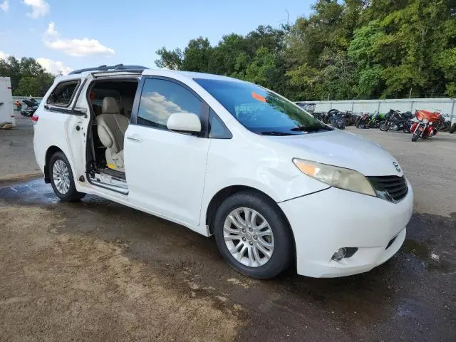 2013 TOYOTA SIENNA XLE  