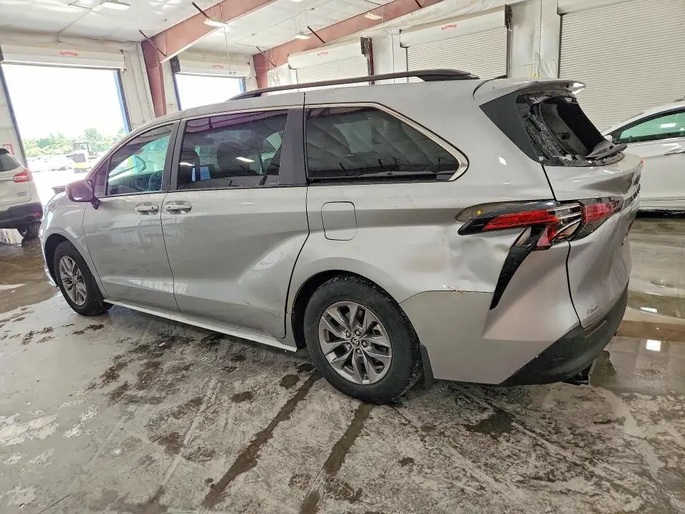 2022 TOYOTA SIENNA LE  