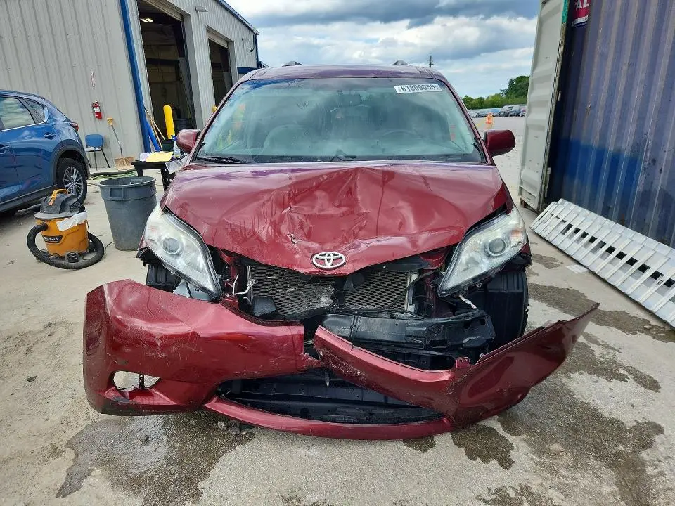 2016 TOYOTA SIENNA LE  