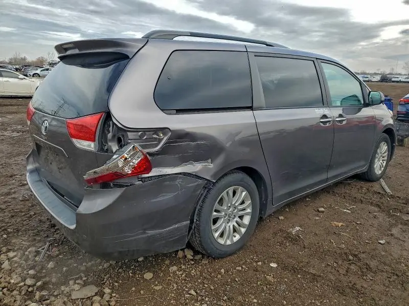 2013 TOYOTA SIENNA XLE  