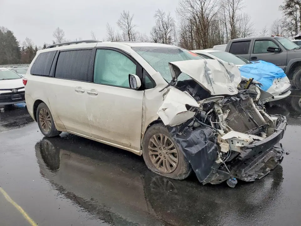 2017 TOYOTA SIENNA   