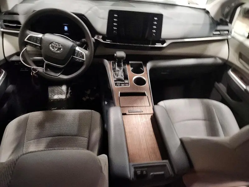 2021 TOYOTA SIENNA LE  