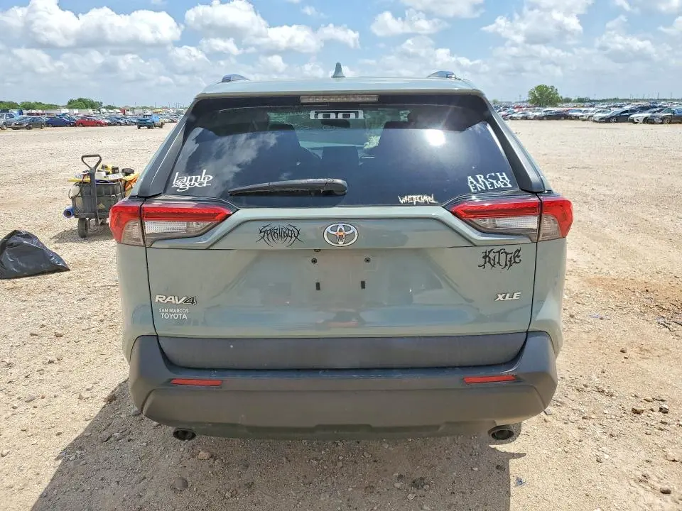 2020 TOYOTA RAV4 XLE  