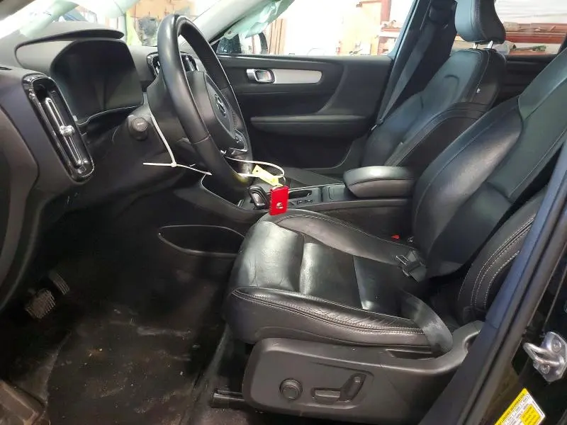 2019 VOLVO XC40 T5 MOMENTUM  
