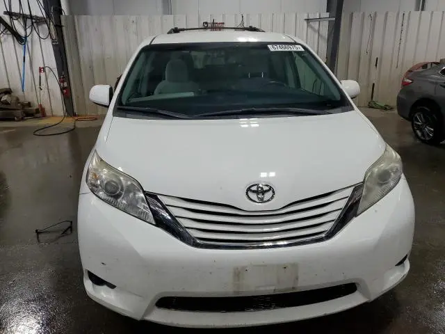 2017 TOYOTA SIENNA LE  