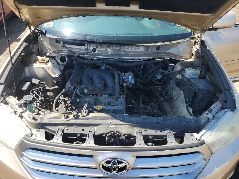 2011 TOYOTA HIGHLANDER SE  