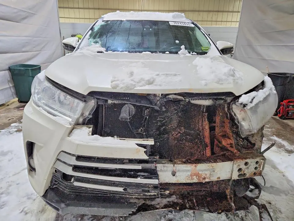 2018 TOYOTA HIGHLANDER SE  