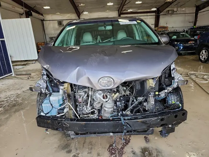 2017 TOYOTA SIENNA XLE  