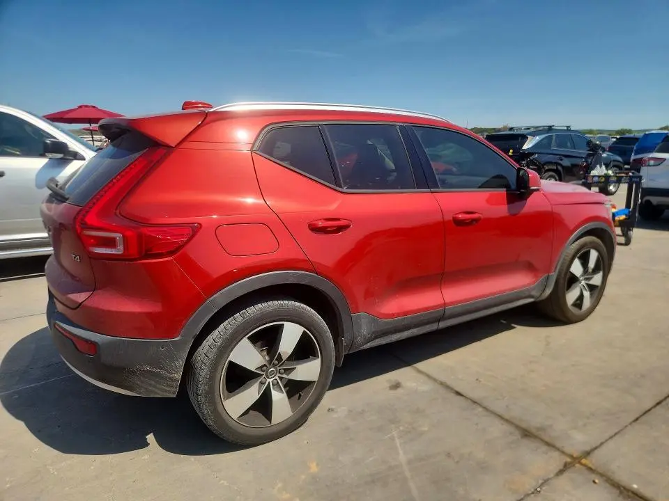 2019 VOLVO XC40 T4 MOMENTUM  