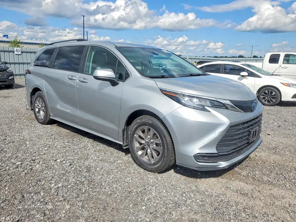 2022 TOYOTA SIENNA LE  