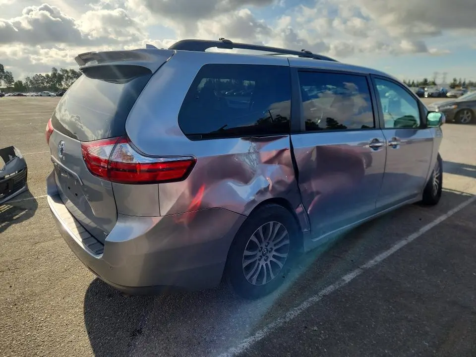 2018 TOYOTA SIENNA XLE 8-PASSENGER  