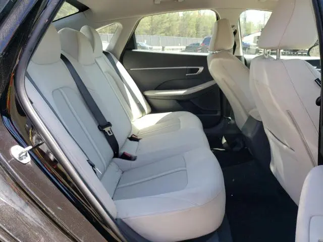2022 HYUNDAI SONATA SE  