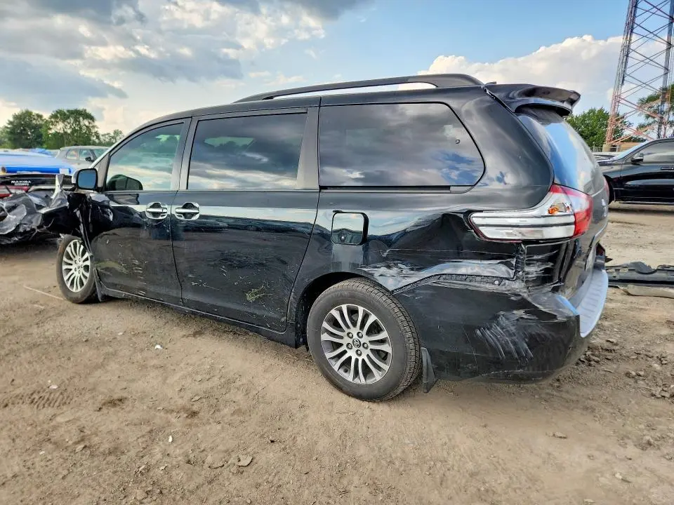 2018 TOYOTA SIENNA XLE 8-PASSENGER  