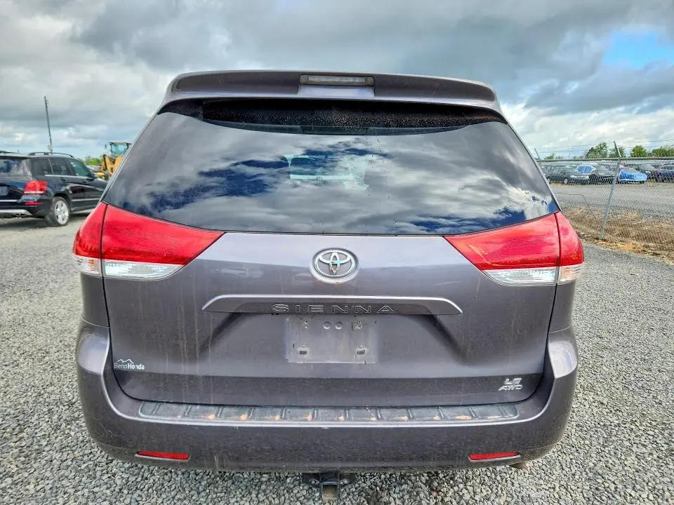 2011 TOYOTA SIENNA LE  
