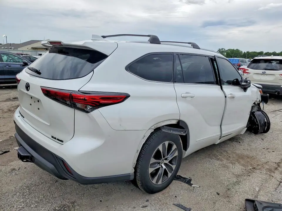 2022 TOYOTA HIGHLANDER XLE  