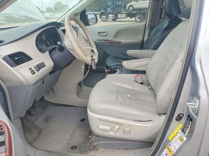 2014 TOYOTA SIENNA XLE 8-PASSENGER  