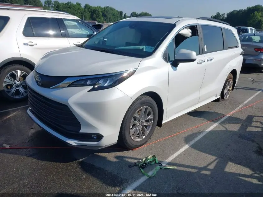 2025 TOYOTA SIENNA XLE