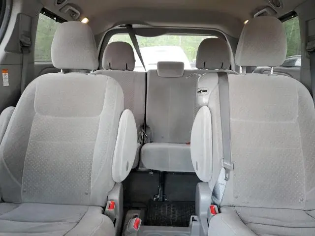 2018 TOYOTA SIENNA LE  