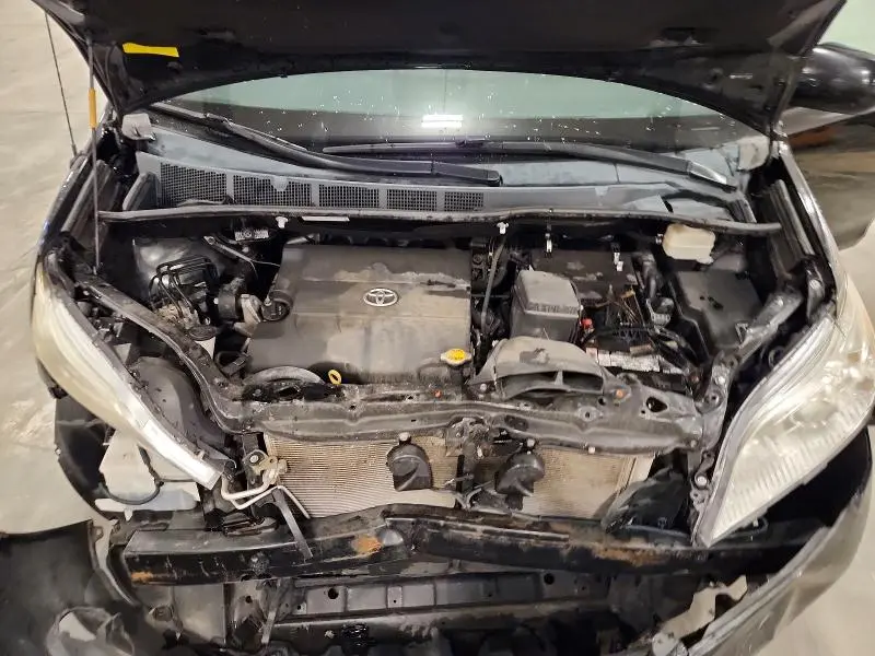 2014 TOYOTA SIENNA LE  