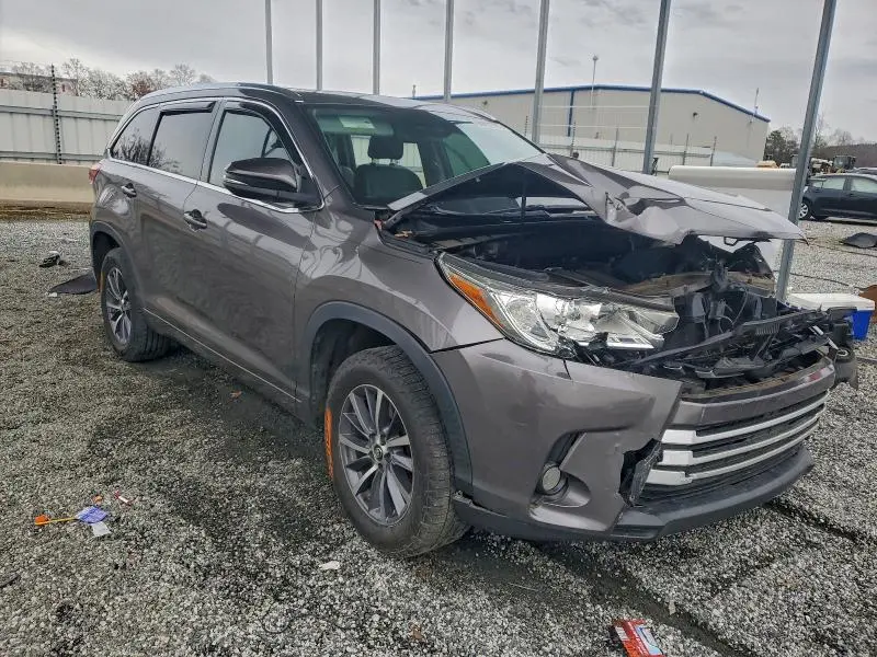 2017 TOYOTA HIGHLANDER SE  