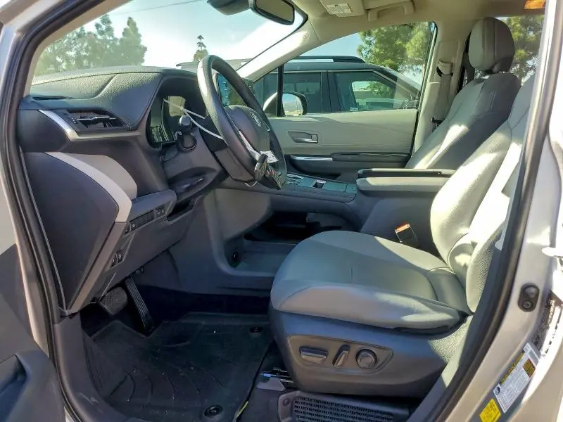 2022 TOYOTA SIENNA XLE  
