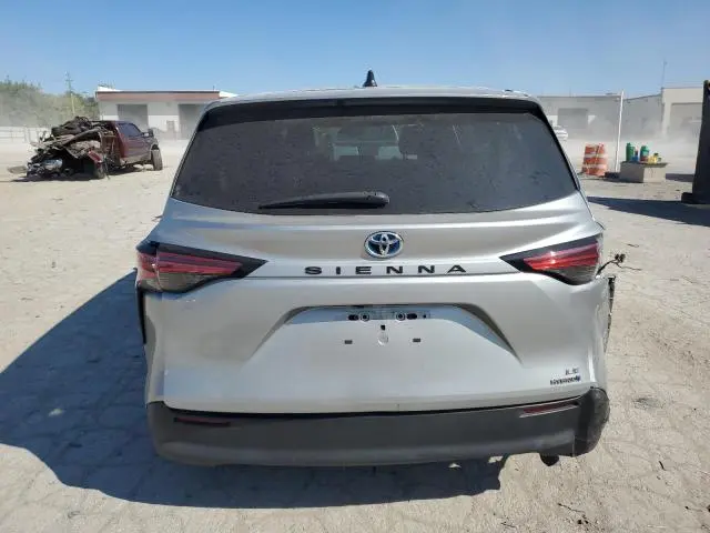 2021 TOYOTA SIENNA LE  