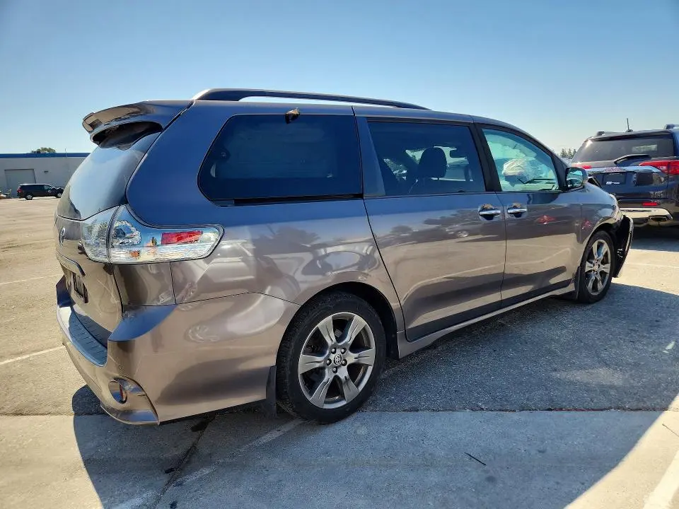 2020 TOYOTA SIENNA SE PREMIUM 8-PASSENGER  