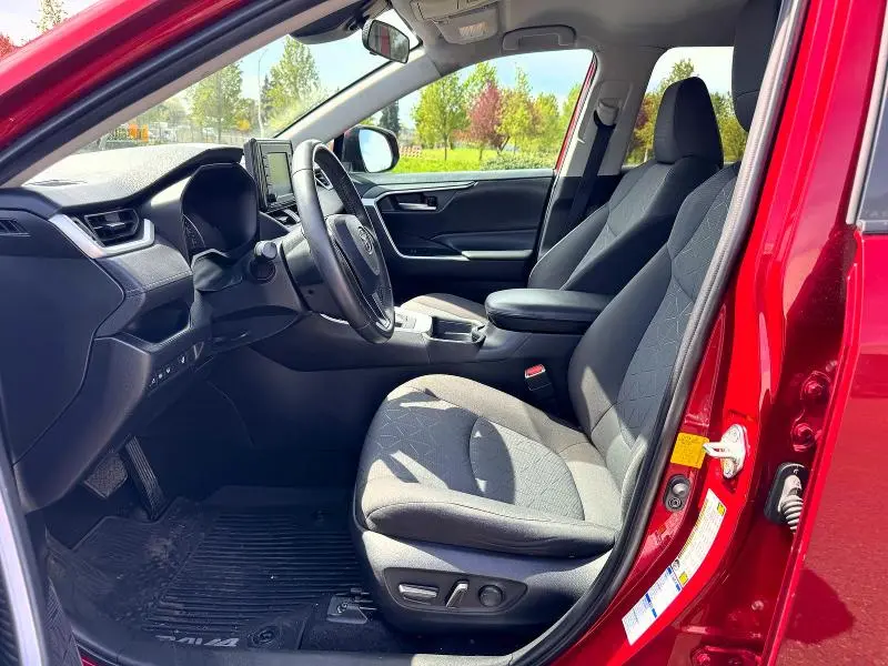 2020 TOYOTA RAV4 XLE  