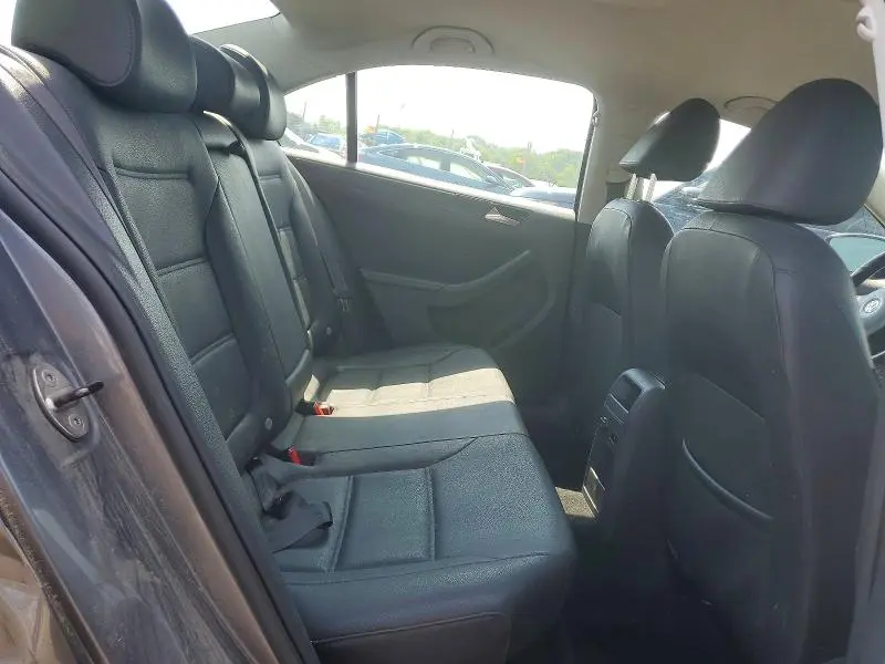 2011 VOLKSWAGEN JETTA SE  