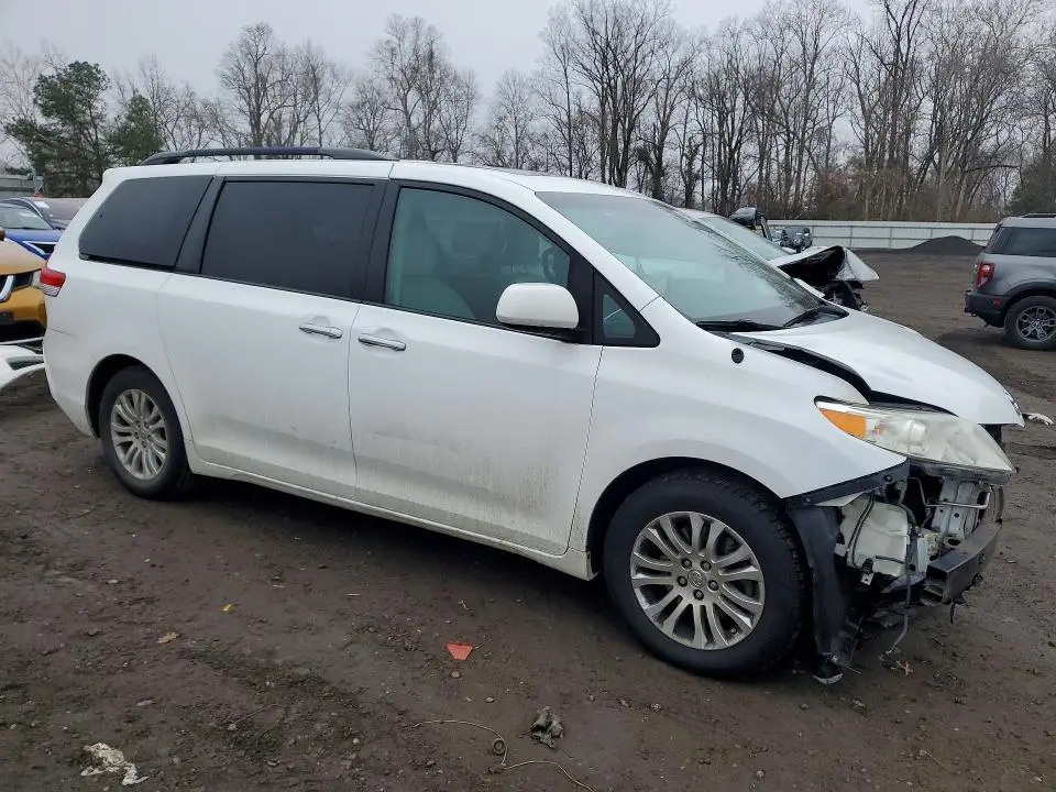 2013 TOYOTA SIENNA XLE  