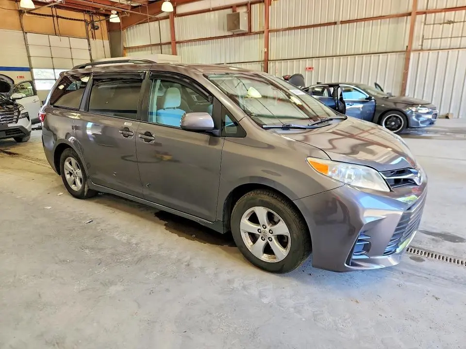 2020 TOYOTA SIENNA LE  
