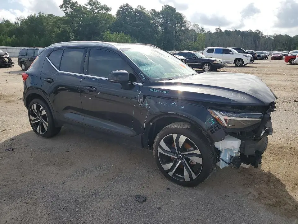 2025 VOLVO XC40 PLUS  
