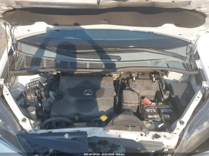 2014 TOYOTA SIENNA SE 8 PASSENGER