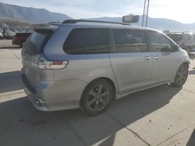 2018 TOYOTA SIENNA SE  