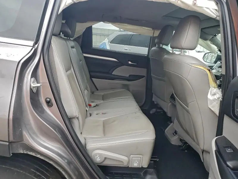 2019 TOYOTA HIGHLANDER SE  