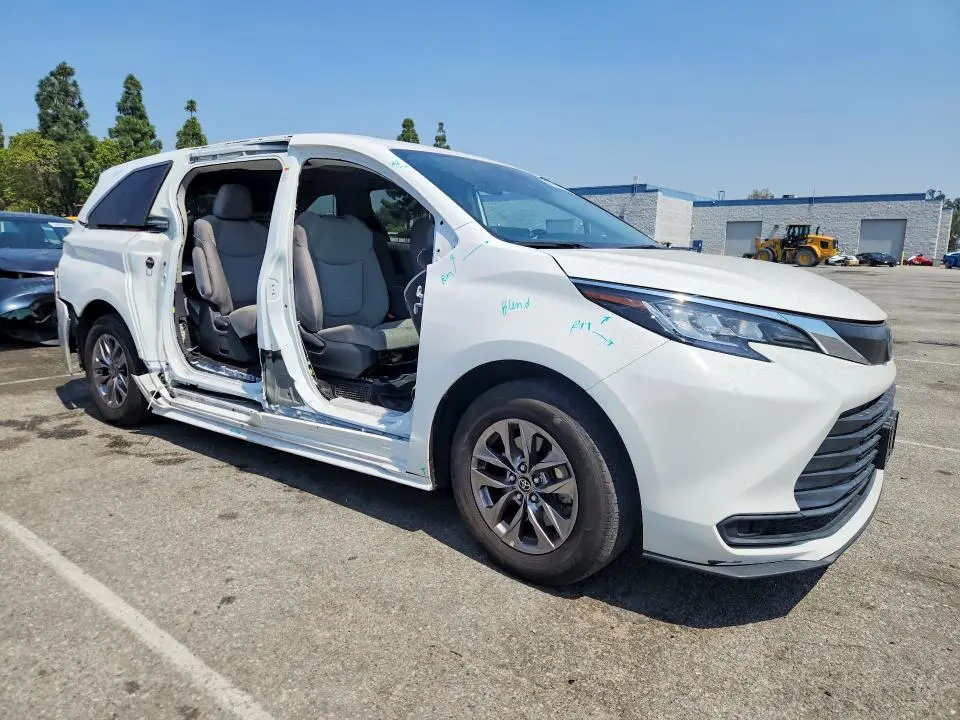 2023 TOYOTA SIENNA LE 8-PASSENGER  