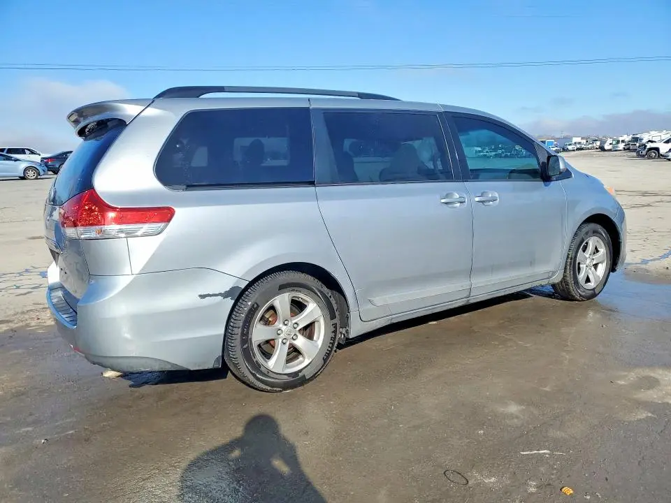 2013 TOYOTA SIENNA LE 8-PASSENGER  