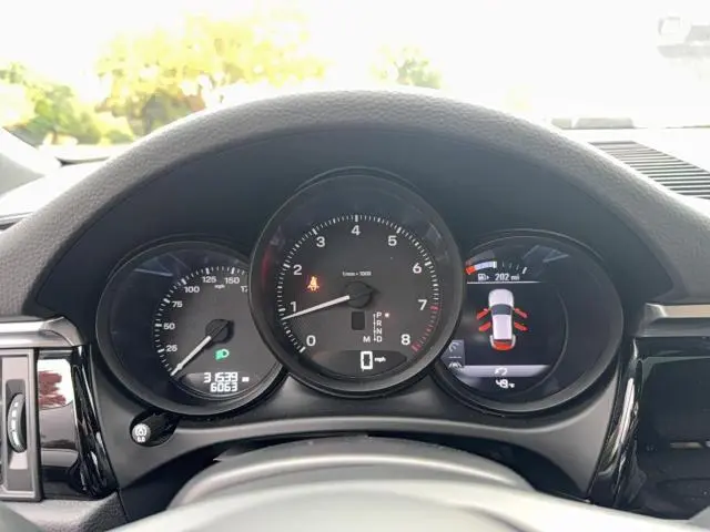 2024 PORSCHE MACAN BASE  